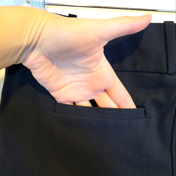 The Limited Exact Stretch Capri Black Pants - Picture 8 of 9